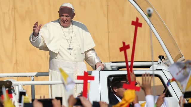 Papst lässt sich bejubeln. Papst lässt sich bejubeln.