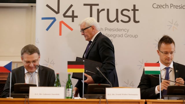Der deutsche Aussenminister läuft nach einer Pressenkonferenz an seinen osteuropäischen Kollegen vorbei. Der deutsche Aussenminister läuft nach einer Pressenkonferenz an seinen osteuropäischen Kollegen vorbei.