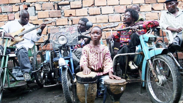 Video «Benda Bilili: Erfolgsgeschichte einer kongolesischen Musikband» abspielen Video «Benda Bilili: Erfolgsgeschichte einer kongolesischen Musikband» abspielen