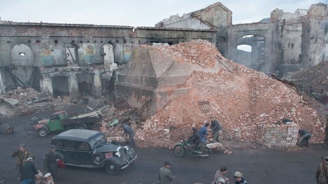 Totale des Filmsets in Prag, wo das kriegsversehrte Hamburg nachgebildet wurde. Totale des Filmsets in Prag, wo das kriegsversehrte Hamburg nachgebildet wurde.