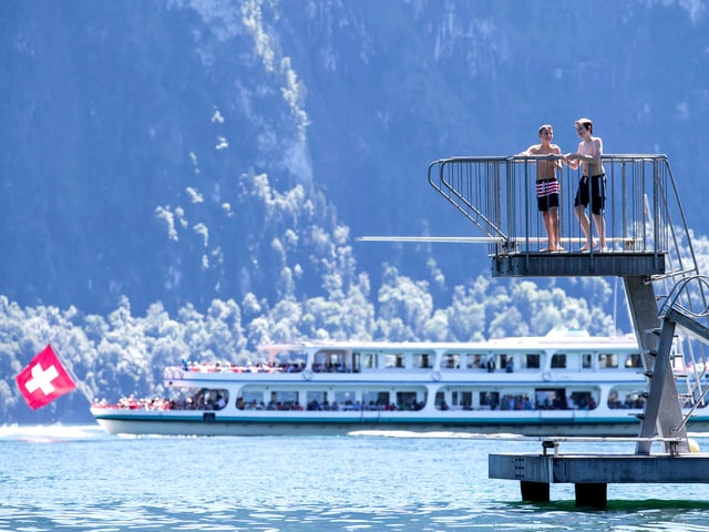 Sprungturm in Weggis am Vierwaldstättersee. Sprungturm in Weggis am Vierwaldstättersee.