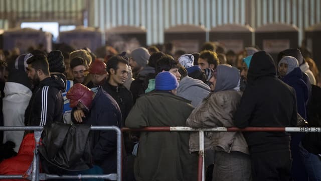 Flüchtlinge stehen dichtgedrängt in einer Schlange. Flüchtlinge stehen dichtgedrängt in einer Schlange.