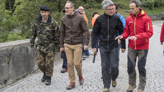 divisiunari Lucas Caduff, cussegliers guvernativs Christian Rathgeb e Mario Cavigelli cun Gian Cla Feuerstein da l'Uffizi per guaud e privels da la natira en la regiun enturn Bondo divisiunari Lucas Caduff, cussegliers guvernativs Christian Rathgeb e Mario Cavigelli cun Gian Cla Feuerstein da l'Uffizi per guaud e privels da la natira en la regiun enturn Bondo
