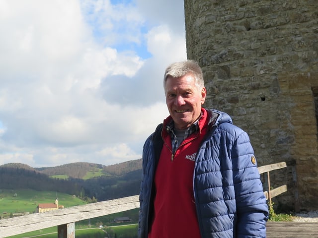 Mann vor einer Burg. Mann vor einer Burg.