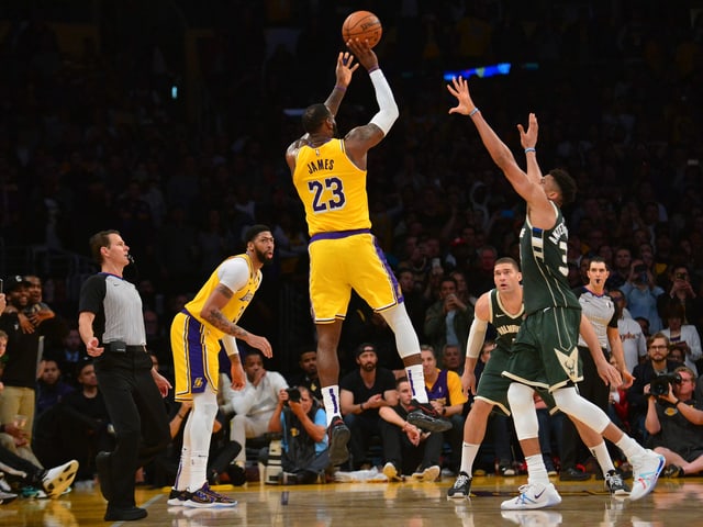 LeBron James im Duell mit Giannis Antetokounmpo. LeBron James im Duell mit Giannis Antetokounmpo.