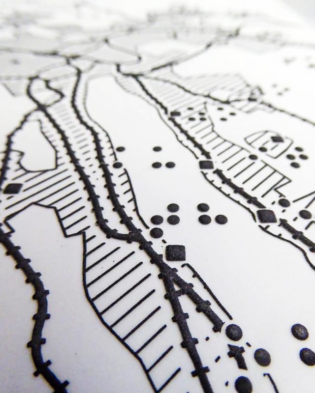 Landkarte mit Brailleschrift, Punkten und schraffierten Flächen. Landkarte mit Brailleschrift, Punkten und schraffierten Flächen.