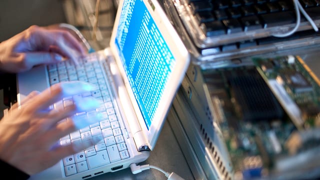 Ein Hacker bei der Arbeit. Ein Hacker bei der Arbeit.