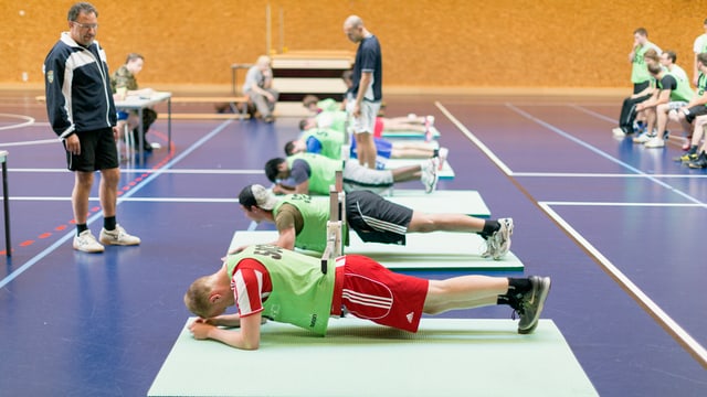 Junge Männer beim Fitnesstest während der Aushebung Junge Männer beim Fitnesstest während der Aushebung