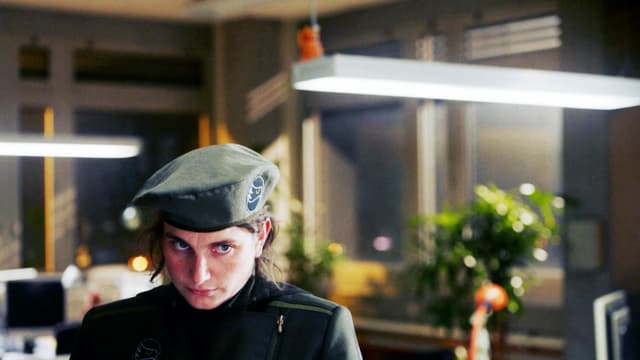 Eine Frau in Uniform steht in einem Büro. Eine Frau in Uniform steht in einem Büro.