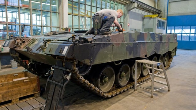 Leopard Panzer bei der Wartung durch die Ruag. Leopard Panzer bei der Wartung durch die Ruag.