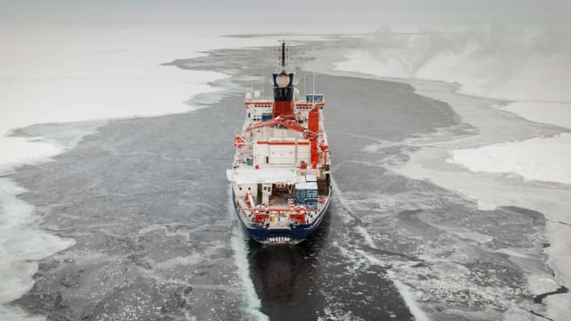 Schiff im Eismeer Schiff im Eismeer