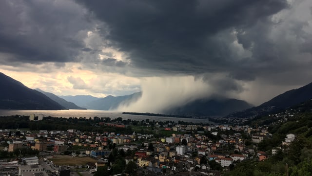 Eine Schauerzelle stürzt sich vom Gridone zum Lago Maggiore hinunter. Eine Schauerzelle stürzt sich vom Gridone zum Lago Maggiore hinunter.