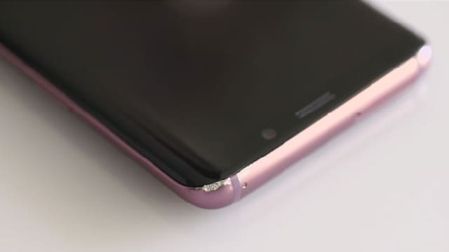 Defekt an einer Ecke eines Smartphones. Defekt an einer Ecke eines Smartphones.