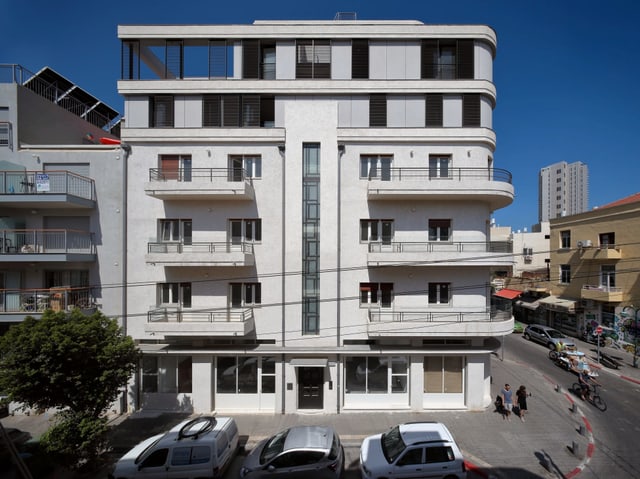 Ein weisses Gebäude. Unten im Bauhaus-Stil. Oben draufgebaut zwei moderne Stockwerke. Ein weisses Gebäude. Unten im Bauhaus-Stil. Oben draufgebaut zwei moderne Stockwerke.