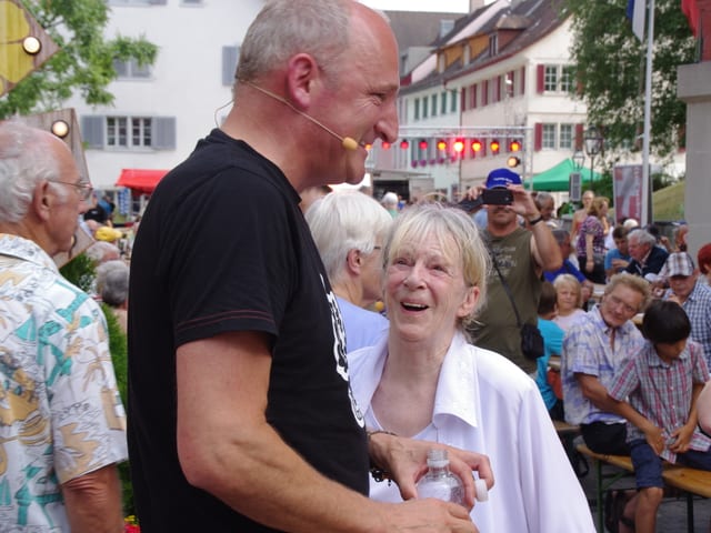 Ursula Schäppi lacht Conny Sutter ganz herzlich an.