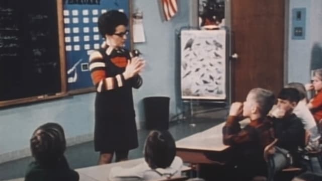Ältere Dame vor Schulklasse Ältere Dame vor Schulklasse