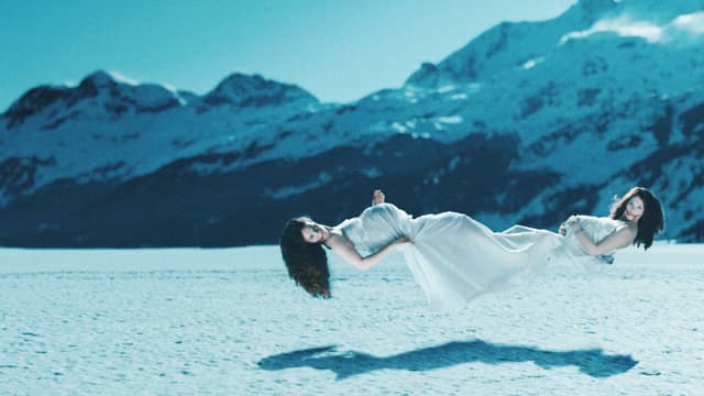 Zwei Frauen schweben über dem Schnee. Zwei Frauen schweben über dem Schnee.
