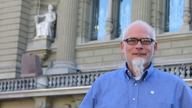 Moser steht vor dem Bundeshaus. Moser steht vor dem Bundeshaus.