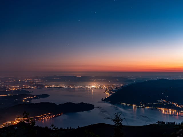 Ausblick vom Berg auf einen See