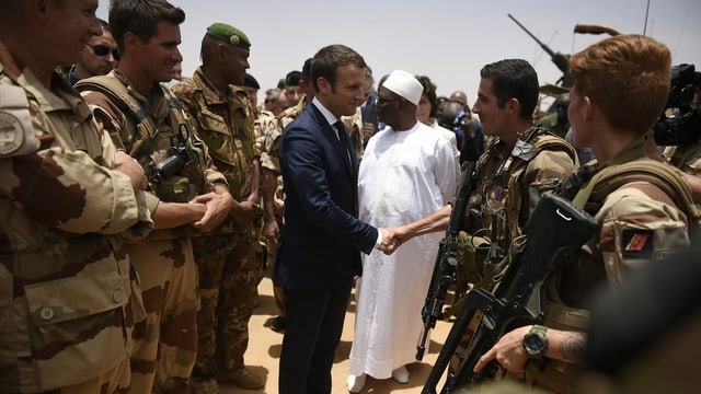 Im November 2019 besuchte Emmanuel Macron eine Militärbasis in Mali. Im November 2019 besuchte Emmanuel Macron eine Militärbasis in Mali.