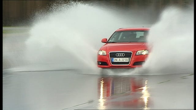 Auto fährt durch Wasser Auto fährt durch Wasser