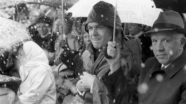 Das Bild zeigt Bundesrat Otto Stich an der Stanser Landsgemeinde von 1985.