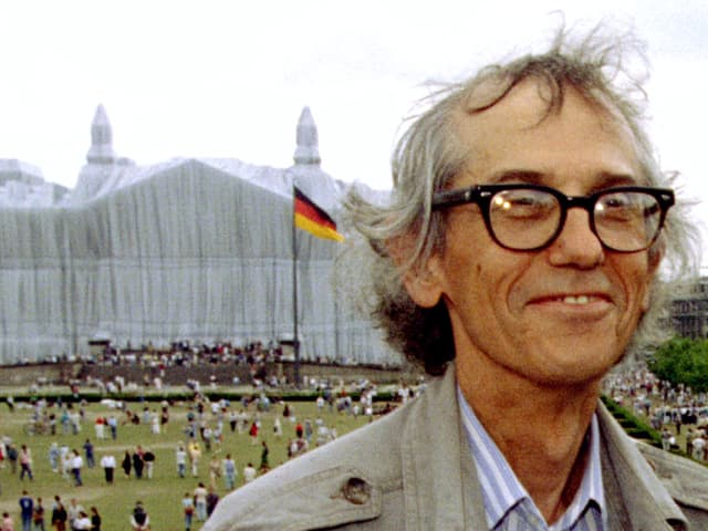 Christo 1995 vor dem verhüllten Reichstag. Christo 1995 vor dem verhüllten Reichstag.