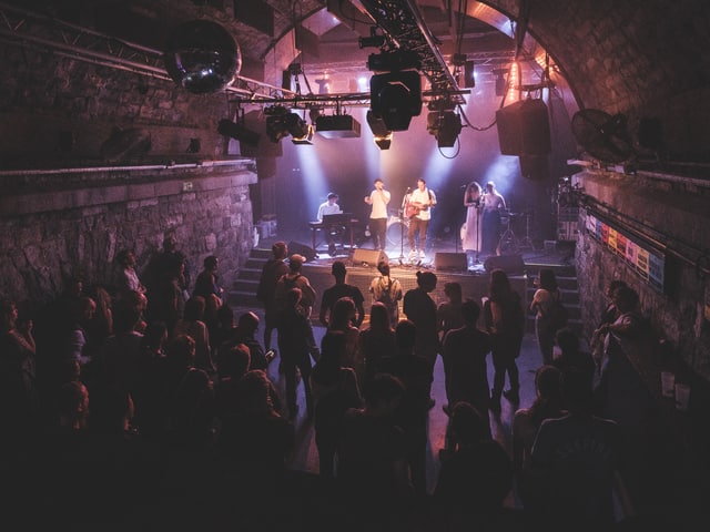 Mattiu Defuns e band en il club Le Romandie. Mattiu Defuns e band en il club Le Romandie.