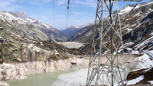 Fast leerer Stausee (Grimsel) im Hintergrund, im Vordergrund ein Strommast. Fast leerer Stausee (Grimsel) im Hintergrund, im Vordergrund ein Strommast.