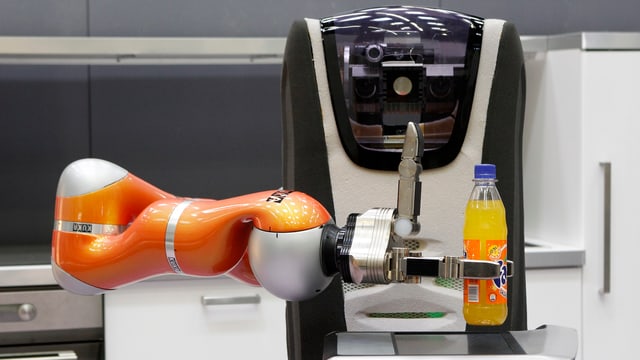 Der Care-O-bot 3 vom Fraunhofer-Institut IPA wird in einenm deutschen Altersheim bereits getestet. Der Care-O-bot 3 vom Fraunhofer-Institut IPA wird in einenm deutschen Altersheim bereits getestet.