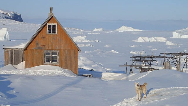 Ein eingeschneites Haus in Grönland. Ein eingeschneites Haus in Grönland.