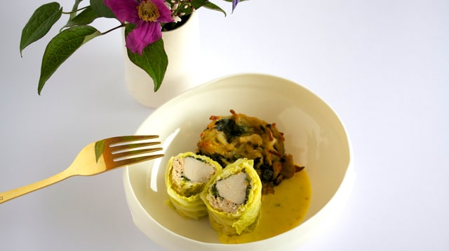 Kaninchenfilet im Wirzmantel mit Estragon-Senf-Sauce und Kartoffel-Vanillespinat-Tätschli. Kaninchenfilet im Wirzmantel mit Estragon-Senf-Sauce und Kartoffel-Vanillespinat-Tätschli.