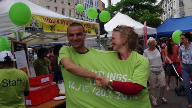 Ein «Dream-Team», zwei Personen stecken in einem gemeinsamen übergrossen T-Shirt. Ein «Dream-Team», zwei Personen stecken in einem gemeinsamen übergrossen T-Shirt.