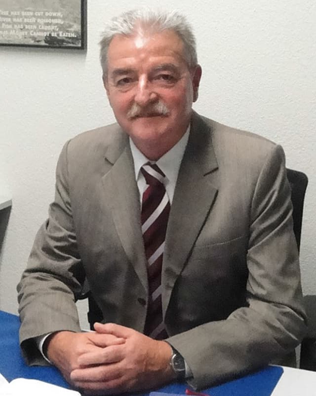 Walter Meier, Seelsorger und Pfarrer am Flughafen in Zürich-Kloten, sitzt an seinem Schreibtisch im Büro. Walter Meier, Seelsorger und Pfarrer am Flughafen in Zürich-Kloten, sitzt an seinem Schreibtisch im Büro.