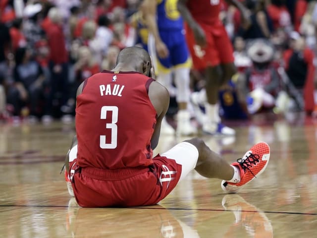 Chris Paul von Houston sitzt am Boden. Chris Paul von Houston sitzt am Boden.