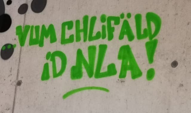 Der steile Aufstieg von Ad Astra ist auch in der Trainingshalle präsent. An einer Wand steht: «Vom Kleinfeld in die NLA!» Der steile Aufstieg von Ad Astra ist auch in der Trainingshalle präsent. An einer Wand steht: «Vom Kleinfeld in die NLA!»