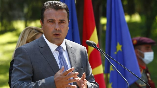 Zaev spricht an einem Rednerpult zu den Medien. Zaev spricht an einem Rednerpult zu den Medien.