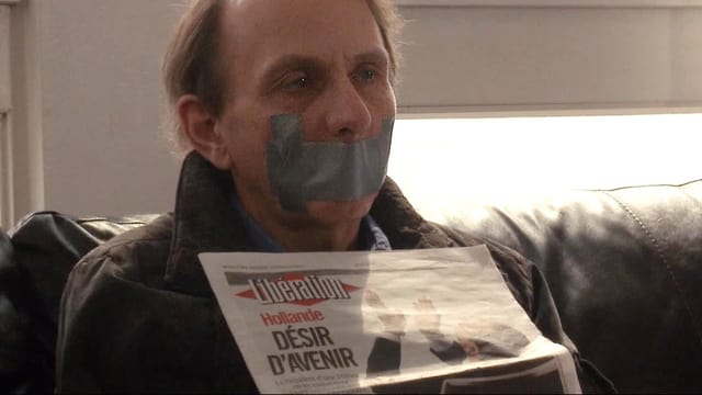Nachinszeniert für den Spielfilm: der entführte Schriftsteller Michel Houellebecq mit zugeklebtem Mund. Nachinszeniert für den Spielfilm: der entführte Schriftsteller Michel Houellebecq mit zugeklebtem Mund.