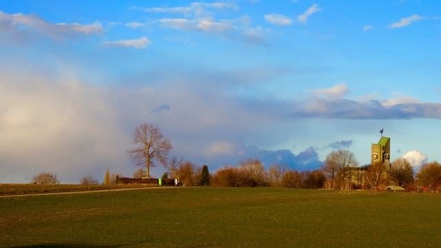 Am Nachmittag gab es auch kurze sonnige Abschnitte, so bei Schönbühl (BE). Am Nachmittag gab es auch kurze sonnige Abschnitte, so bei Schönbühl (BE).