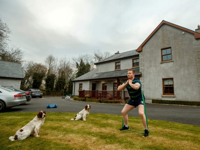 Rugby-Spieler Shane Delahunt trainiert im Garten.