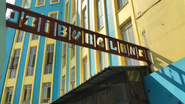Eingangstafel vor Gebäudekomplex mit Markthalle Eingangstafel vor Gebäudekomplex mit Markthalle