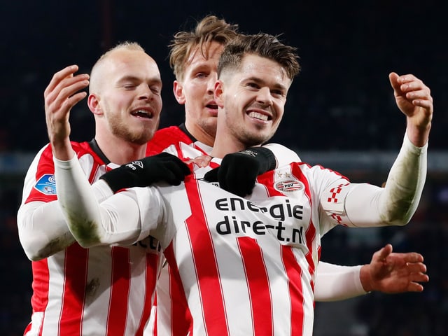 Marco van Ginkel (vorne) wird von seinen Teamkollegen des PSV Eindhoven zurecht bejubelt.