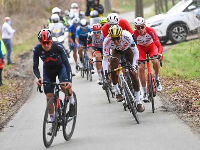 Thomas Pidcock mit einem Angriff bei einem Radrennen Thomas Pidcock mit einem Angriff bei einem Radrennen