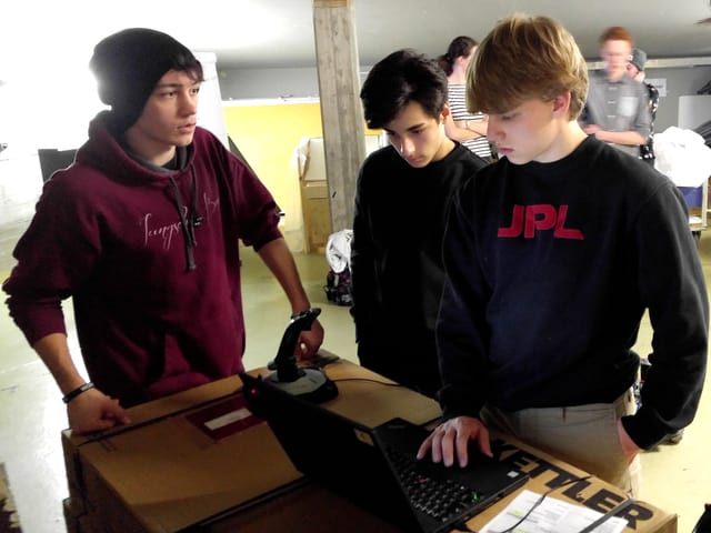 Im Team sind auch ältere Mentoren, fürs Programmieren bleiben die Jungen aber lieber unter sich. Im Team sind auch ältere Mentoren, fürs Programmieren bleiben die Jungen aber lieber unter sich.