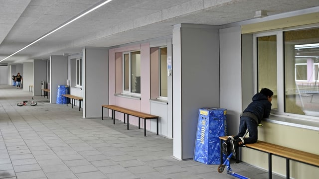 Kind blickt durchs Fenster aus dem innenhof in ein Schlafzimmer des Bundesasylzentrums in Zürich Kind blickt durchs Fenster aus dem innenhof in ein Schlafzimmer des Bundesasylzentrums in Zürich