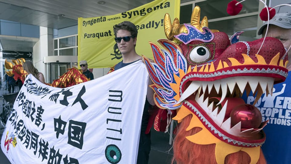 Aktivisten von Greenpeace protestieren am 26. Juni 2017 gegen die Übernahme von Syngenta durch Chem China.