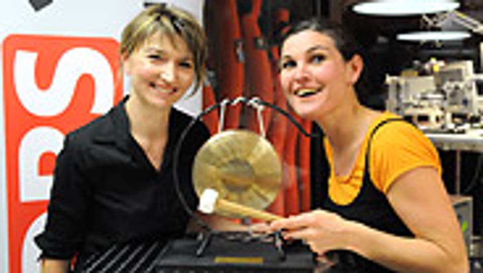 Das Siegerteam «Ohne Wiederholung» mit dem begehrten Preis-Gong.