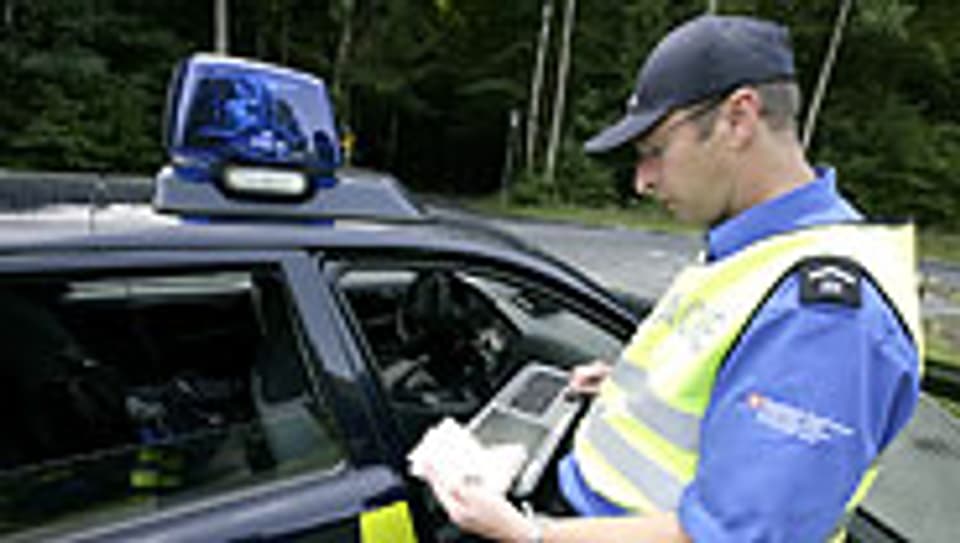 Ausweis-Überprüfung bei einer mobilen Kontrolle des Schweizer Grenzwachtkorps.