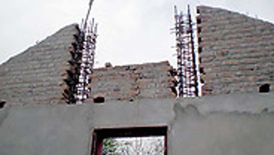Verstärkte Dachkonstruktionen machen die Häuser erdbebensicherer.