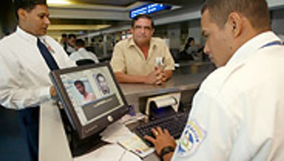Passkontrolle am Flughafen von Managua (Nicaragua).